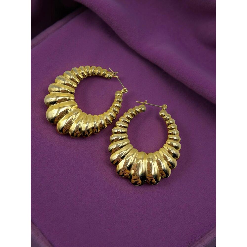 Vintage 1980s Gold Tone Puffed Scalloped Pierced Hoop Earrings
